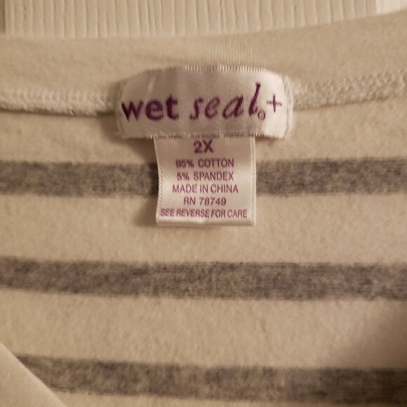 Wet Seal + Women's Gray White Striped V-Neck Top LS Tee Plus Size Please Read - Picture 3 of 3